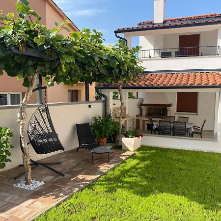 Family Beach Apartments Peroj Exterior foto
