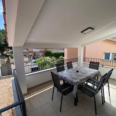Family Beach Apartments Peroj Exterior foto