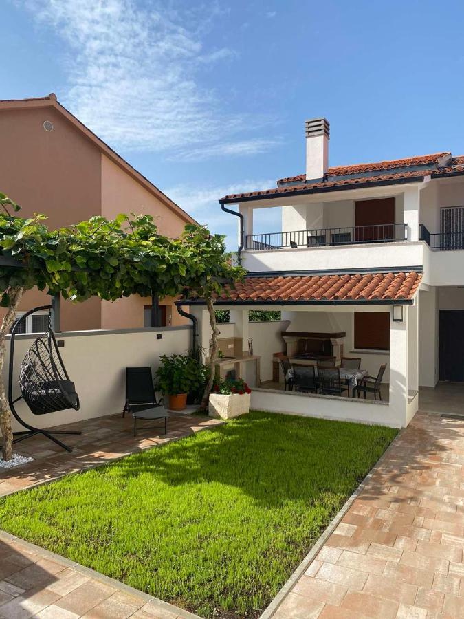 Family Beach Apartments Peroj Exterior foto