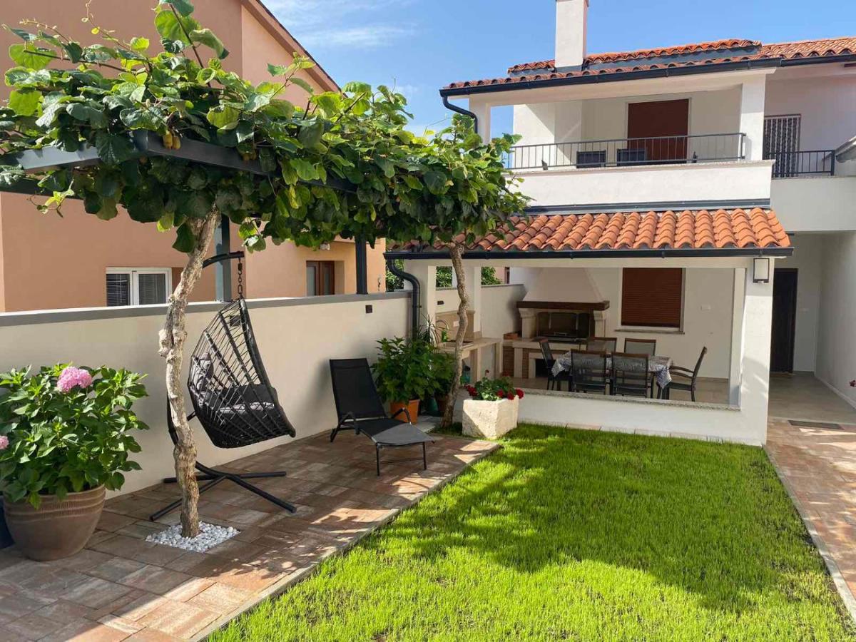 Family Beach Apartments Peroj Exterior foto