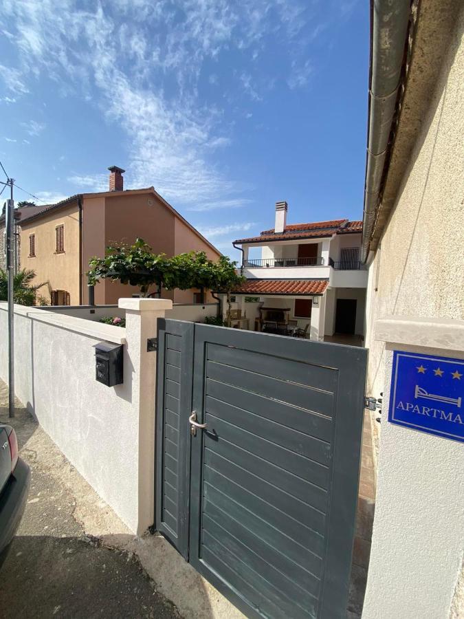Family Beach Apartments Peroj Exterior foto