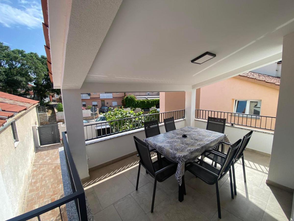 Family Beach Apartments Peroj Exterior foto