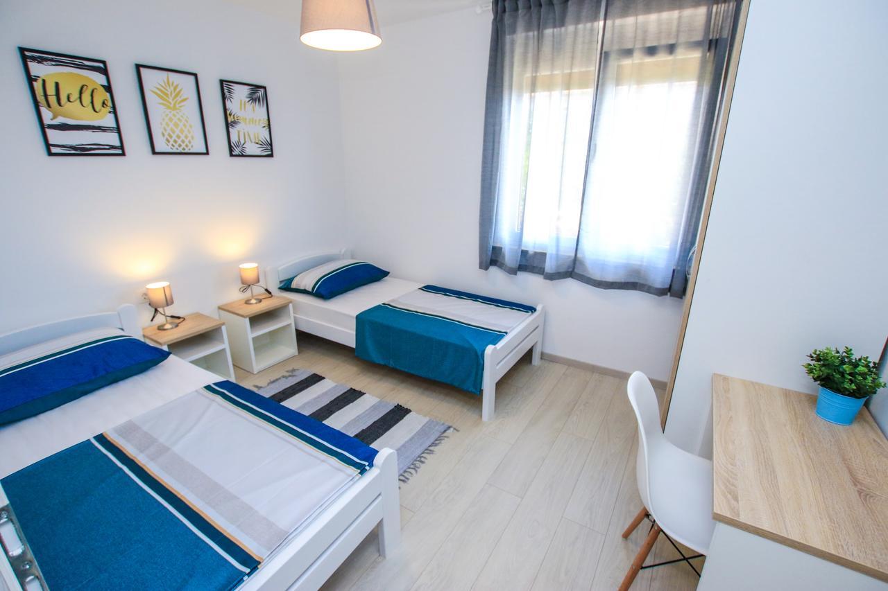 Family Beach Apartments Peroj Exterior foto
