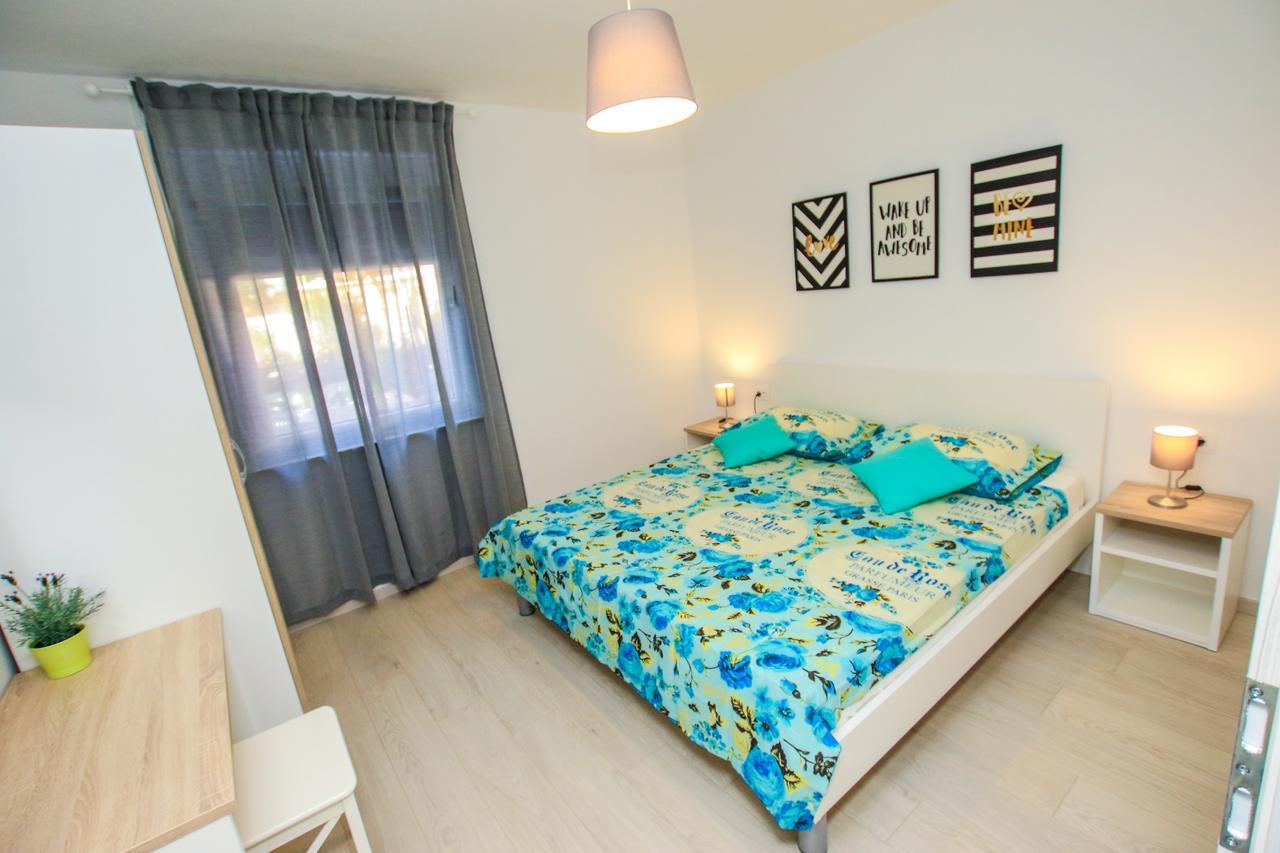 Family Beach Apartments Peroj Exterior foto